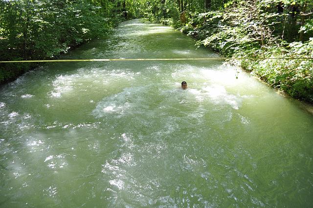 Muenchen 2011 083.jpg - München Snackline  über den Eisbach im englichen Garten
